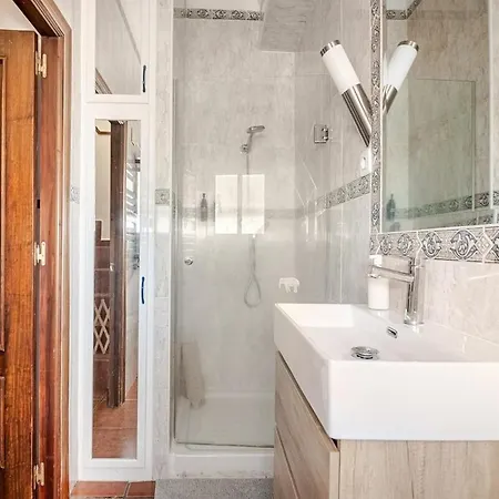 Spacious House In Santiago - Between Wines And Flamenco